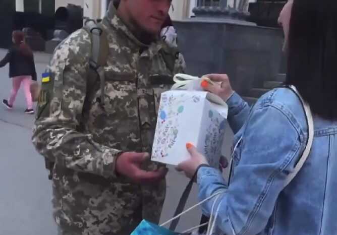 В Одессе женщина напекла для военных пасхальные куличи