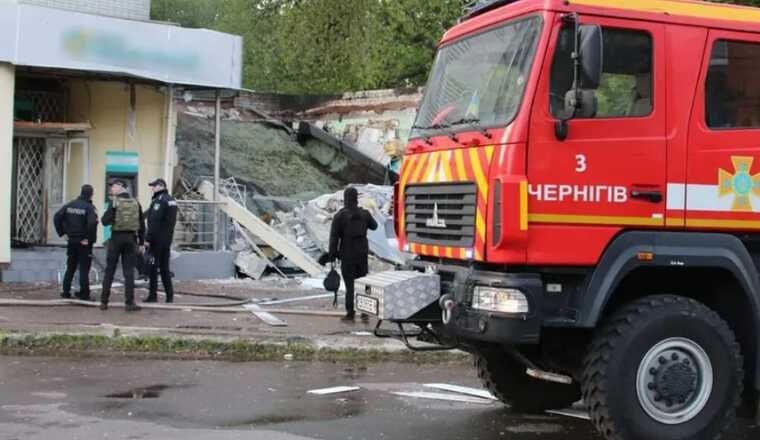 У Чернігові в приміщенні банку стався вибух: спалахнула пожежа