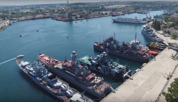 У Севастополі окупанти підтоплюють баржі для захисту залишків суден у бухті