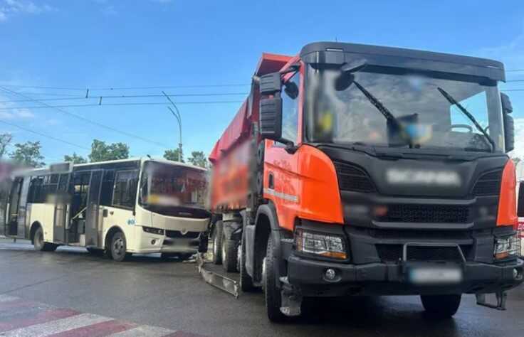 ДТП у Києві: сталась аварія за участі вантажівки та маршрутки
