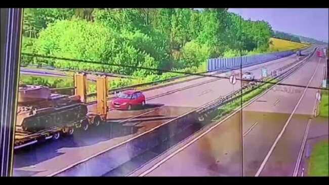 У Чехії легковик із людьми розчавило між автовозом і фурою, що перевозила танк