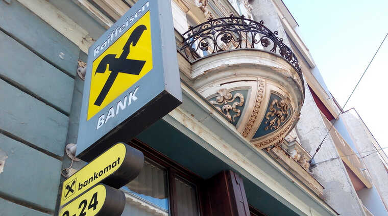 Raiffeisen Bank после давления США отказался от сделки с Дерипаской