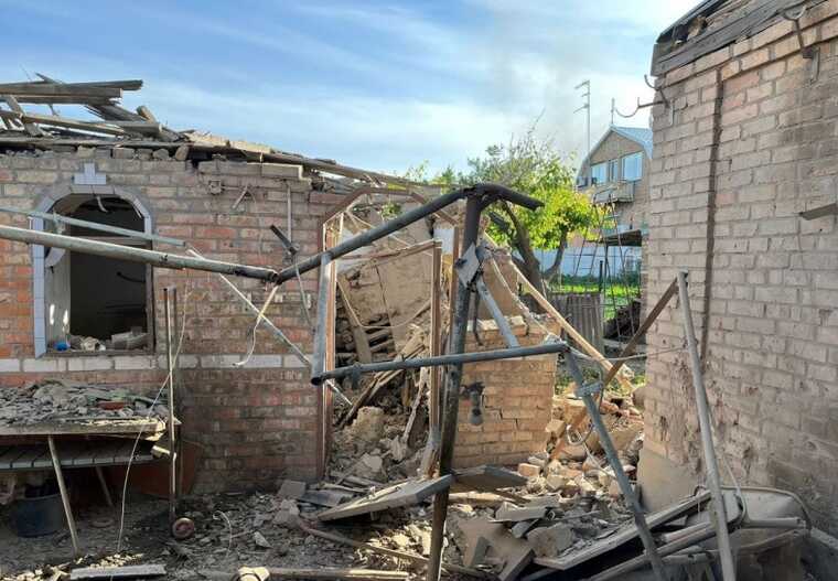 Окупанти обстріляли Нікополь: загорівся будинок, є жертви та поранені