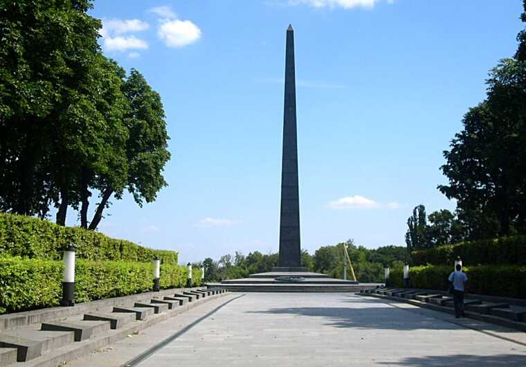 У Києві "ветеранка" із радянською зіркою влаштувала провокацію біля Меморіалу вічної слави