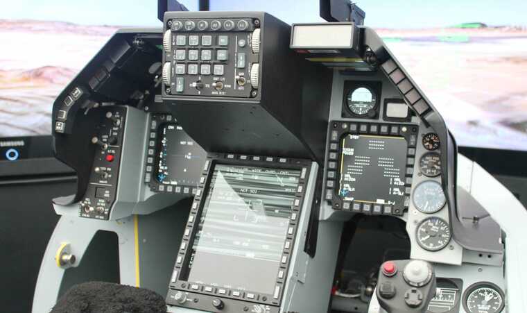 Чехія передала Україні перший тренажер винищувача F-16