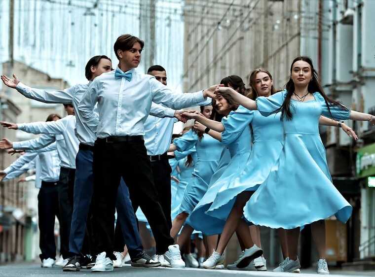 Фото випускників на порожній вулиці Харкова розчулило українців: "Безмежно прекрасні і сумні"