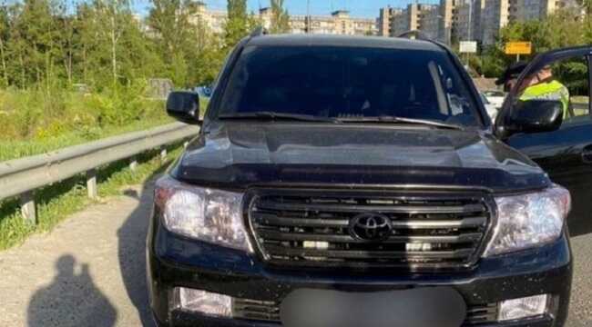 У Києві затримали двох чоловіків, які погрожували пістолетом і ножем відвідувачам АЗС