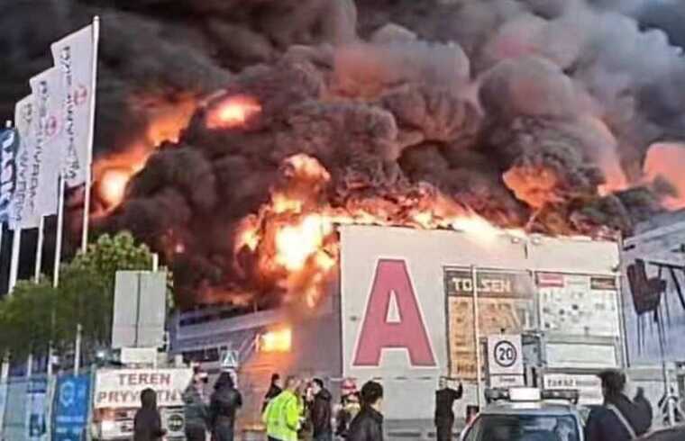 У Варшаві вирує гігантська пожежа у ТЦ