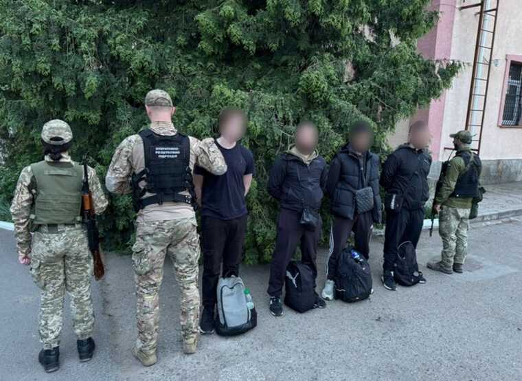 На Буковині прикордонники затримали групу чоловіків, які пішки намагалися потрапити до Румунії