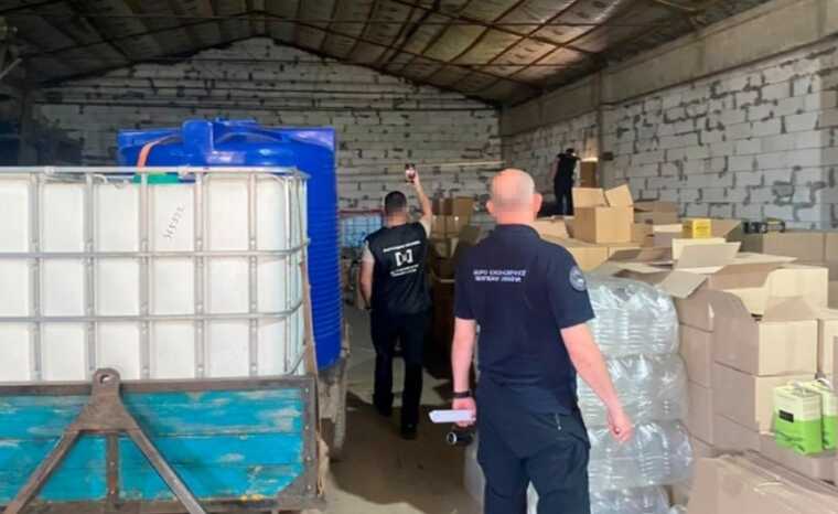 На Волыни БЭБ разоблачило подпольный завод по производству алкоголя