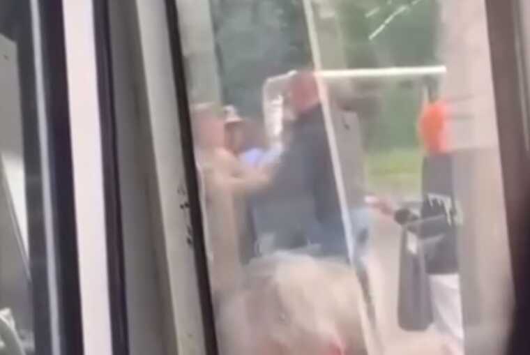 У Дніпрі чоловік повалив на землю співробітника ТЦК