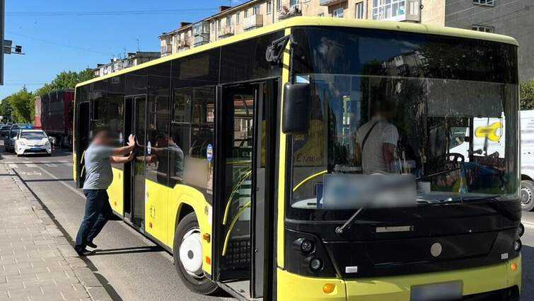 ДТП у Львові: водій автобуса збив 11-річного пішохода