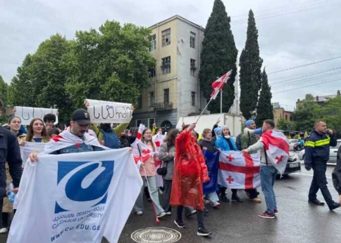 У Грузії противники закону про «іноагентів» збираються біля парламенту