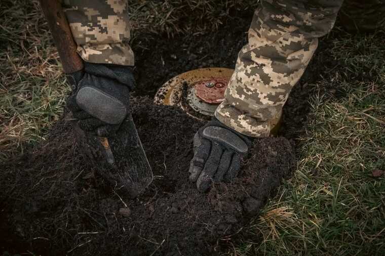 Інженери ЗСУ масово замінували підходи до оборонних рубежів Харкова, — Генштаб