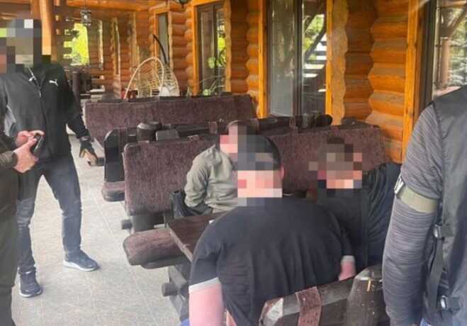 СБУ на Київщині викрила трьох «бізнесменів», які продавали ухилянтам «консульські» посвідчення