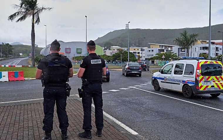 Франція відправила до Нової Каледонії великий поліцейський контингент