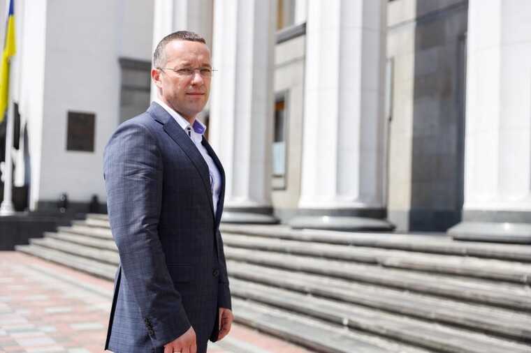 Дружина нардепа Петруняка скуповує закордонну нерухомість за готівку, що була вивезена на початку війни