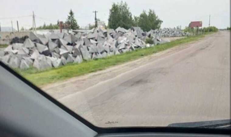 У Сумській області  «зуби дракона» лежать, звалені на узбіччя: у мережі показали фото