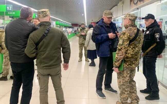 Новый закон о мобилизации: могут ли вручать повестки на блокпостах