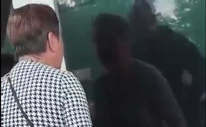 В сети публикуют видео из Мукачевского ТЦК, где женщина разыскивает своего сына