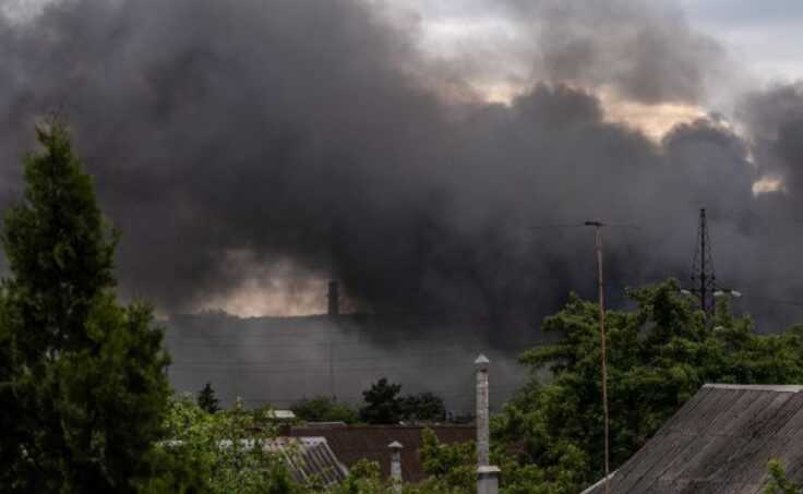 У Харкові окупанти скинули КАБи на футбольне поле та кладовище