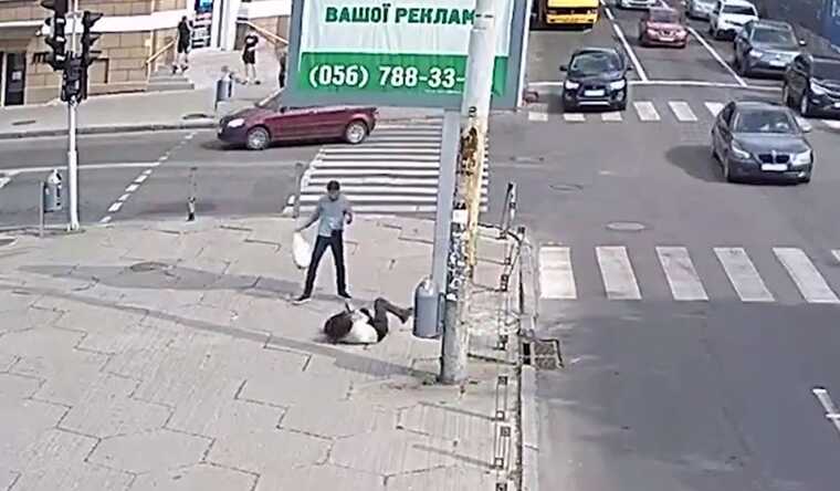 У Дніпрі затримали неадекватного чоловіка, який бив на вулиці жінок