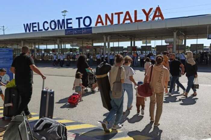 Reuters: Туреччину покидають росіяни через проблеми з отриманням дозволів на проживання