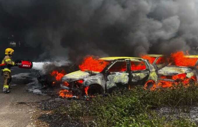 В Киеве на Оболони пожар уничтожил шесть автомобилей