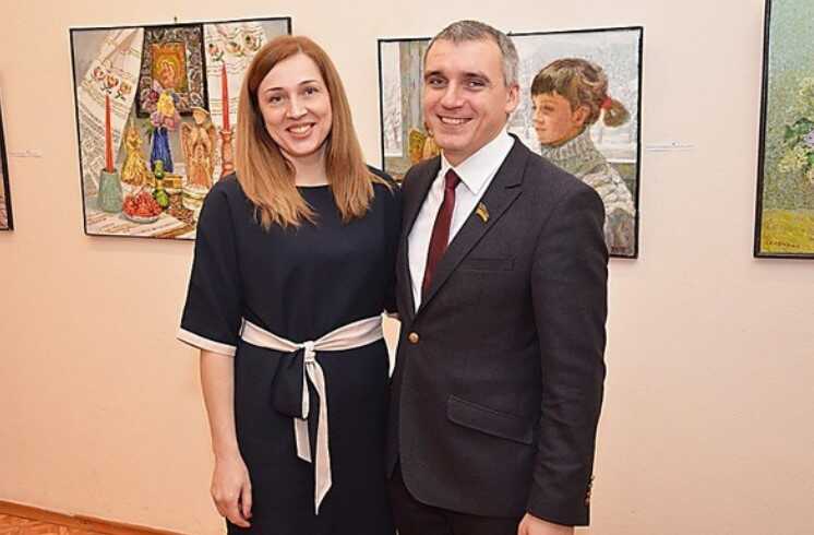 Дружина Миколаївського мера придбала криптовалюту та акції польських компаній