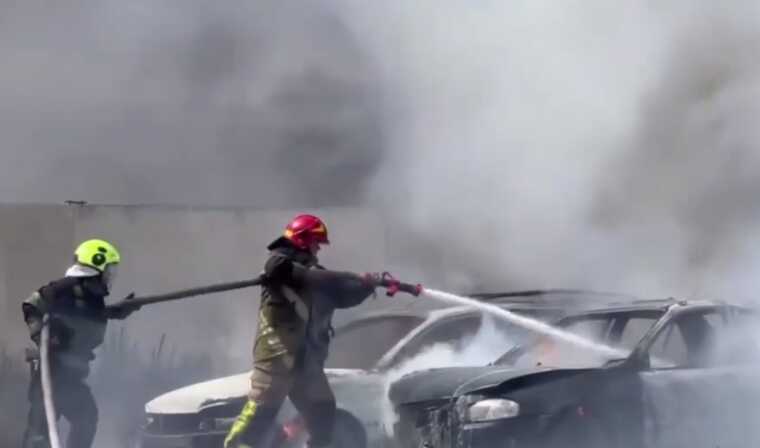 У Києві в Дарницькому районі сталася пожежа на парковці: згоріло 30 автомобілів