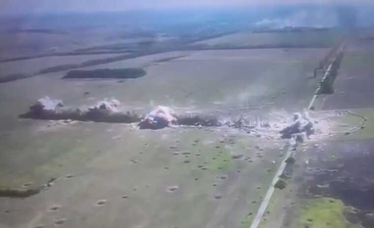 У мережі публікують відео удару окупантів КАБами за позиціями ЗСУ під Липцями
