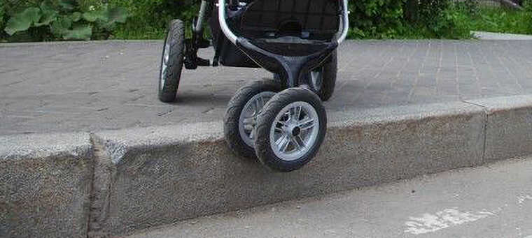 У Києві дідусь напідпитку перекинув візочок з немовлям та травмував онука