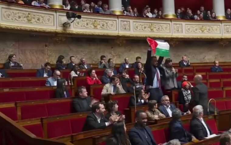 У Франції відсторонили від роботи депутата, який підняв прапор Палестини