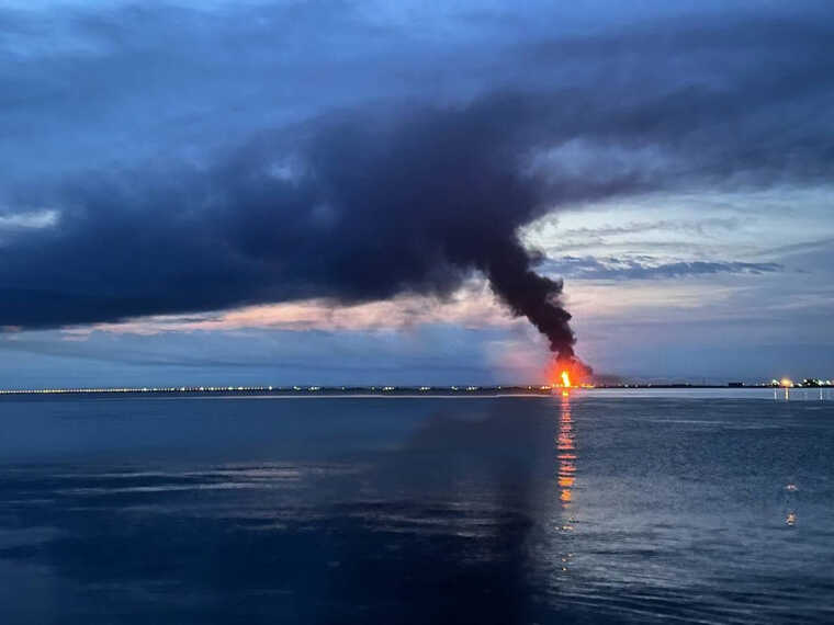 В окупованому Криму вночі пролунали вибухи: у порту «Кавказ» зайнялася пожежа