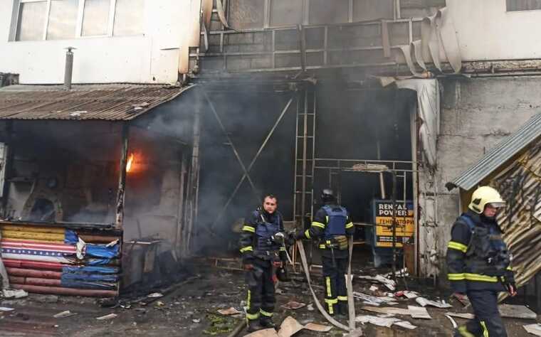 У Києві в результаті падіння уламків ракети виникла пожежа