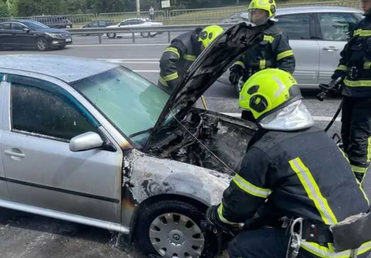 У Києві під час руху загорівся легковик