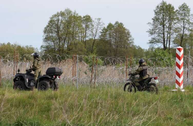На польському кордоні сотні мігрантів хотіли прорватися в країну: поранено двох військових