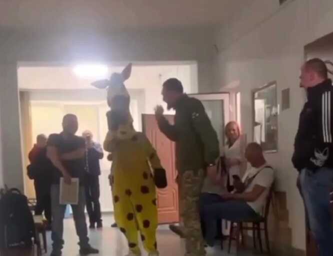 У Львові чоловік прийшов у ТЦК у костюмі жирафа