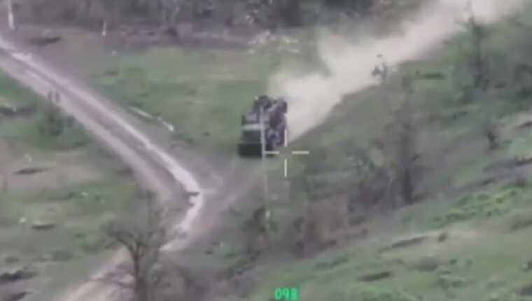 Військові публікують відео як броньовик MaxxPro проривається у Часовому Яру під обстрілами