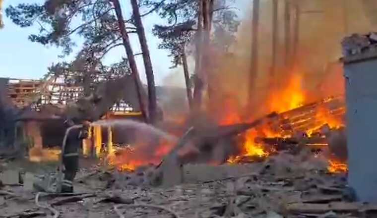 ДСНС показали кадри наслідків ракетного удару по Балаклії Харківської області