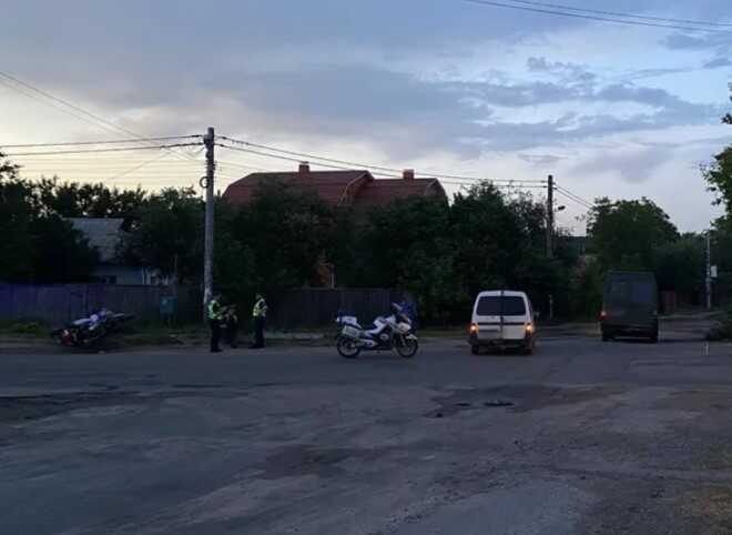 ДТП у Києві: патрульний на мотоциклі потрапив в аварію з легковиком