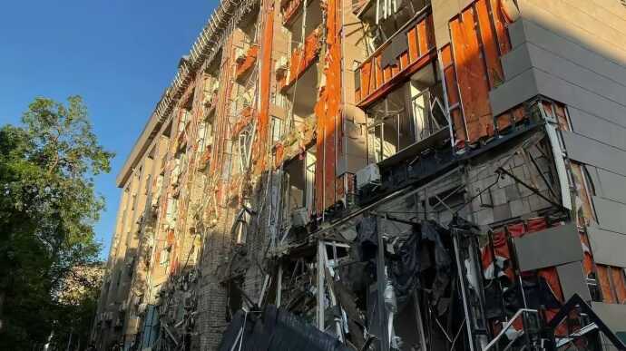 У мережі з’явилося відео прильоту по центру Харкова минулого тижня