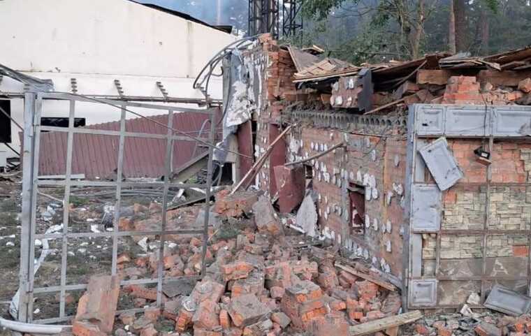 Нацполіція публікує нові фото наслідків прильоту по базі відпочинку в Харківській області