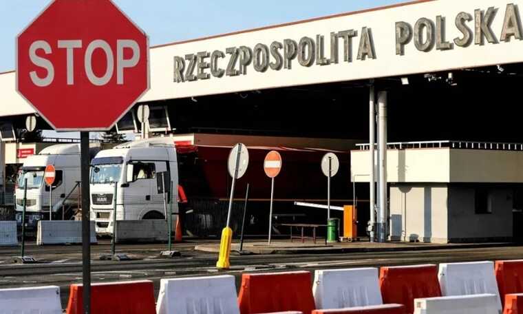 Польські фермери знову почали блокувати рух вантажівок на кордоні з Україною