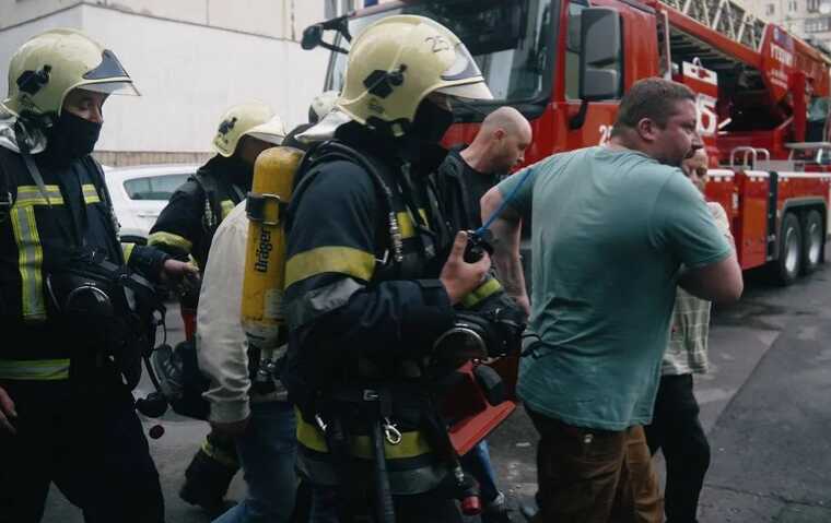 У столиці під час пожеж у двох багатоповерхівках врятували трьох осіб
