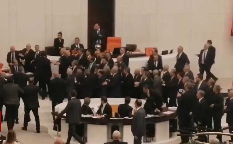 Турецькі депутати побилися на переговорах щодо бюджету