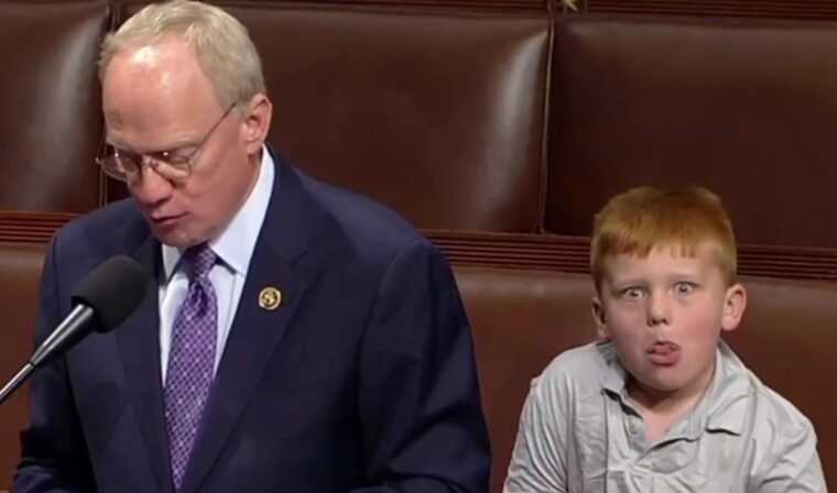 Син республіканця Джона Роуза під час виступу батька корчив на камеру пики