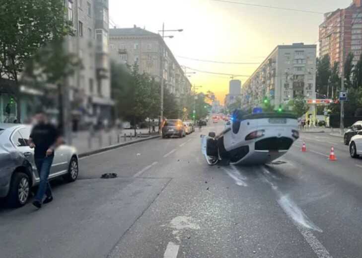 ДТП у Києві: Renault протаранив легковик та перекинувся