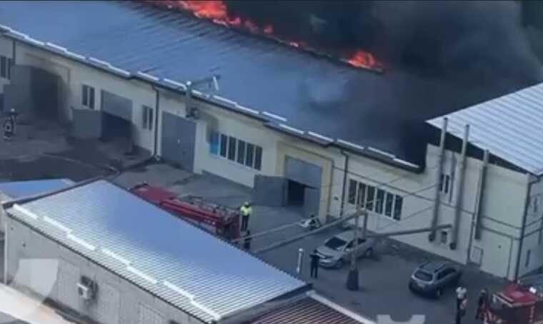 У Харкові вирує пожежа у цеху: здіймається чорний дим
