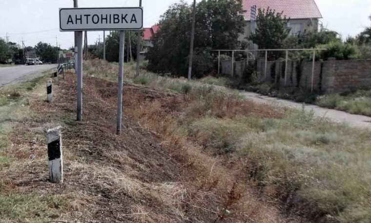 Окупанти вдарили по селищу на Херсонщині: постраждала жінка